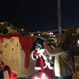 Cominciano cos� ad avvicinarsi i bambini, che l�omone prende in braccio...